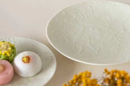 深山Miyama 象牙白花卉浮雕盤15cm | 美濃燒